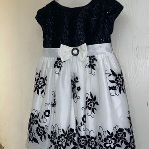 Size5T Black and White Dress lacy flower detail that sparkles